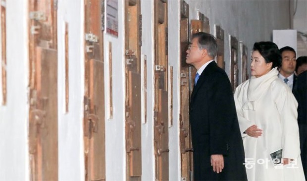 Pres. Moon lashes Japan over Dokdo, comfort women issues